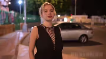 洋妞還是膽大，直接裸體走大街，外頭還有人也不慌，自信一匹的露大奶#挑逗#白虎
