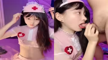 你的04女友護士情趣裝的誘惑
