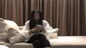 翹著挺翹屁股張開逼穴迎合雞巴呻吟抽送