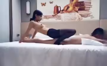 到長腿妹子穿上黑絲襪後幫乳推舔菊再大力猛操讓她呻吟嬌喘.