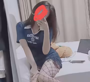 把弟弟支到隔壁的房間然後爆操躲在床上的女兒