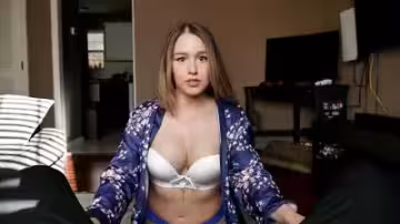 她饑渴地索要你的粗大肉棒，一邊扭動嬌軀