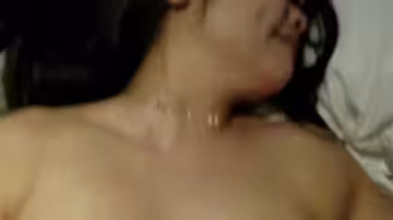 清纯女友嘴上说不要，却被男友操得小逼水直流！