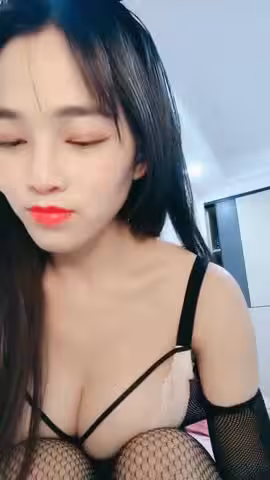 顏值爆表黑絲弔帶極品美少婦約個胖男啪啪操逼就是雞雞太短了帶個套就搖起來一會繳槍A new