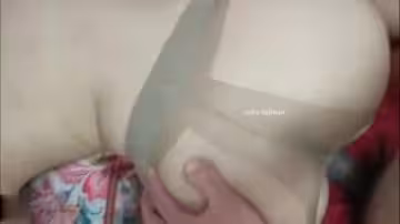 肉絲熟女跪舔肉棒含龜蛋，翹臀扭動纖指玩穴，粗大陽具直插無毛嫩穴激情抽插