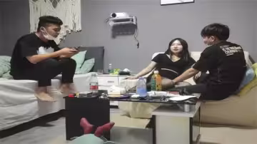 兄弟圍觀粉奶翹臀女神網約上門，女上位狂搖高潮噴水浪叫