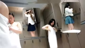 澡堂子偷拍-閨蜜倆一前一後換衣準備洗澡，一個豐滿猶存一個大長腿排骨妹