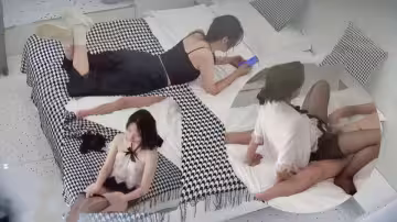 酒店偷拍-和換上蕾絲肚兜的極品女友先在浴缸魚水之歡後到床上共赴巫山