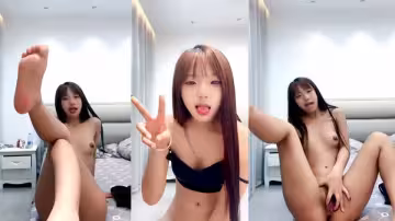 這姑娘好騷啊，跟狼友撩騷聽指揮揉著奶子伸著舌頭要舔狼友大雞巴，掰開小逼給狼友看特寫，淫聲盪語不斷刺激