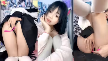清純學妹首次直播把老司機都看硬了，白絲露臉一個人在家被狼友教壞發騷誘惑，逼里塞著跳蛋自慰呻吟精彩刺激