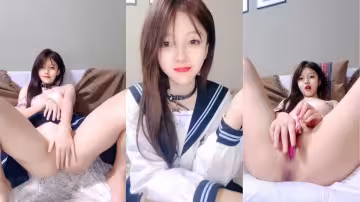 打著舌釘的風騷小妹，顏值很高跟狼友撩騷互動聽指揮，揉奶玩逼看特寫，肛塞爆菊好刺激，跳蛋塞逼里道具抽插