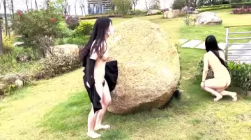 天花板露出狂人御姐【cikaimoon】無視路人，大白天進村全裸勾引，放牛大叔望眼欲穿啊 (1)