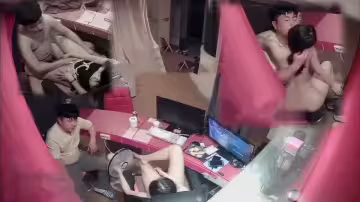 攝像頭破解真實偷拍，工作室下班後男女同事在辦公桌前造愛全紀錄，女的真騷，還換上了情趣女僕裝