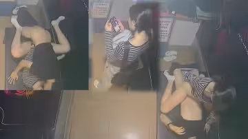 黑客破解KTV包間攝像頭偷拍，年輕情侶調皮的女生和男友在沙發上做愛，小哥經驗不足