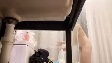 酒店浴室暗藏攝像頭偷拍，身材不錯的美少婦洗澡擦身
