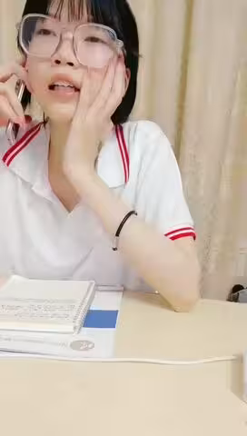 劇情演繹眼鏡學生妹打電話叫學長來家裡作業輔導，脫光光躺在桌子上檢查身體，再到臥室操上位騎坐操到大叫