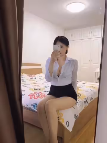 絲襪美腿秘書對鏡自拍發騷視頻給老闆看，還求老闆開發自己