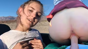 【歐美】年輕女孩在拉斯維加斯的敞篷車裡性交