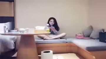 奶子超敏感一碰就噴水！極品短褲騷貨高潮連連