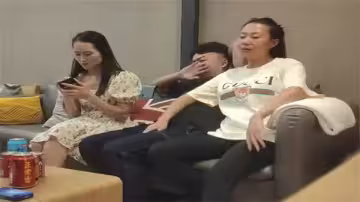 開著拖拉機也不停歇！兩小伙加入4P混戰，乾得我高潮迭起淫水直流