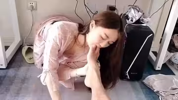戀足母狗舔腳，就愛吃這個