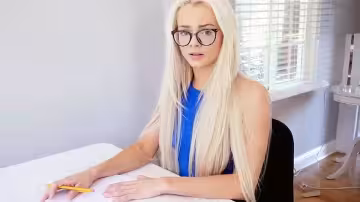 努力學習的姐姐決定脫掉全部衣服放鬆