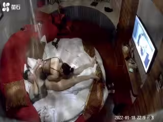 酒店情趣大圓床富二代哥和女僕裝女炮友激情啪啪的