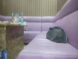 KTV包臀裙唱唱歌揉揉奶子 來感覺沙發上操起來的
