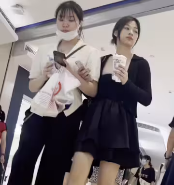高清偷拍抄底姐妹花
