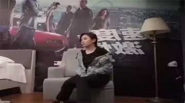 牛仔辣妹沙發上激情扣弄，小哥爽翻天