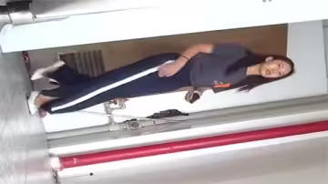 衛生間偷拍實錄：嫩穴美顏同框出鏡！原版無水印高清珍藏