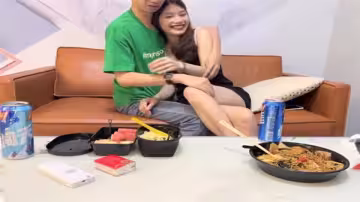 美甲小姐姐貼身伺候，瘦猴先生探花泡良實錄，嬌喘不斷！