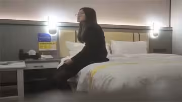 瘦子探花夢幻館重溫舊情：良家眼鏡妹半脫褲衩肥穴揉搓激情挑逗