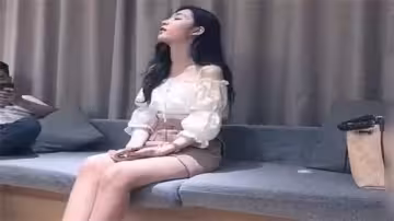 酒店激情約炮高挑短裙女神，筆直大長腿濕身肉體誘惑實錄