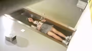 商場女廁全景偷拍！牛仔短裙辣妹忘情玩手機，大黑穴毫無防備任人欣賞