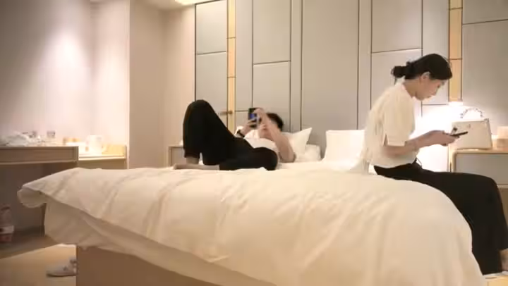 小寶尋花深夜場笑起來甜美外圍妹，性感大長腿舌吻互摸調情，鏡頭前口交舔屌掰穴 new