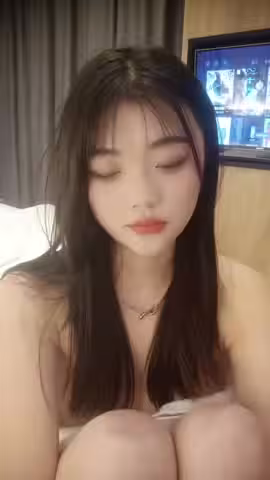 剛剛出浴穿著性感浴袍的小姐姐脫掉浴衣給自己哥哥口交解酒A new