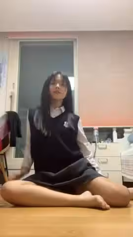 很迷人的舞蹈小妹妹，不喜歡穿內褲，放學回家拍攝赤裸小舞，你真棒！ new