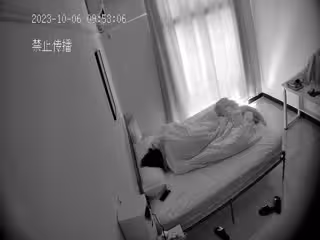 小情侶假期破處！女孩一次見JJ變大很驚訝，男孩第1次插入找不到洞！稀缺精彩