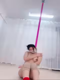 新人舞蹈老師生氣塔婆高難度一字馬裸體鋼管舞自慰