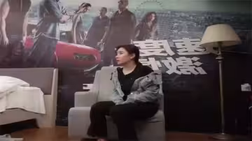 代班小哥激情邂逅牛仔外套辣妹，野战诱惑无限