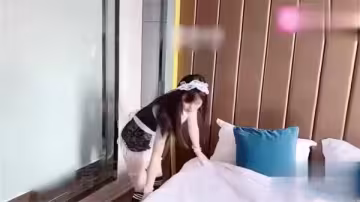 性感女僕口活伺候大肉棒，舔吸清潔爽到射爆！