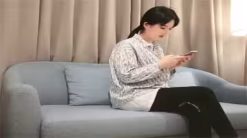 【真實跟拍】巨根金主天價密約馬尾高挑巨乳妹・偷拍視角完整記錄高價交易細節