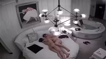 眼鏡哥攜火辣美女酒店開房，一夜連干三炮高潮迭起！