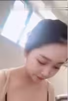 20歲超正點新婚嫩妻戶外大膽曬奶，回家換上黑絲為丈夫足交侍奉