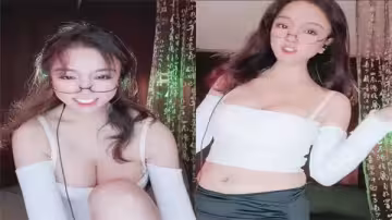 眼鏡娘網紅御姐熱舞濕身挑逗 性感扭腰臀浪蕩勾魂