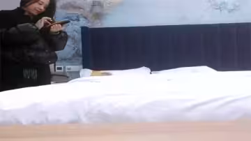 尋花偷拍-男主高價約了個開檔黑絲肥臀騷御姐開檔黑絲舔逼跪地猛吃大屌