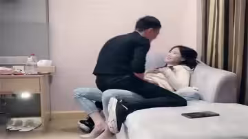 尋花偷拍-男主高價約了個顏值長腿小姐姐付完款主動求抱一臉騷樣_