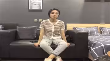 約清秀高顏值妹子到酒店柔柔氣質摟在懷裡坐沙發上享受_
