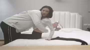 高價約炮黑絲高顏值苗條美女，偷拍私密刺激實錄